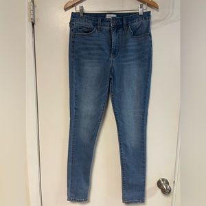 NWOT Crown & Ivy High Rose Skinny Jeans. Size 6.